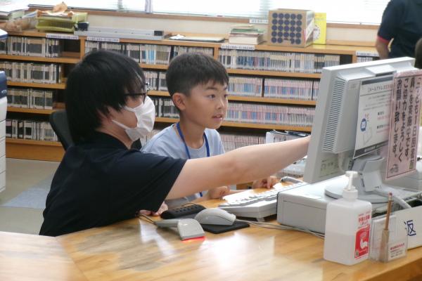 コンピュータでの処理の方法を学ぶ児童