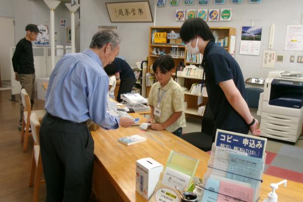カウンターでの貸し出し作業の体験２
