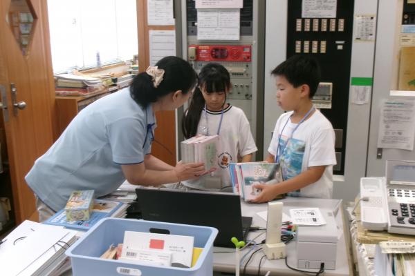 返却された本を配架する前の処理作業も体験しました