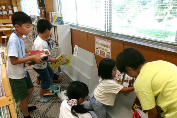 展示コーナーに選んだ本を並べていきます　１