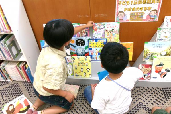 展示コーナーに選んだ本を並べていきます　２