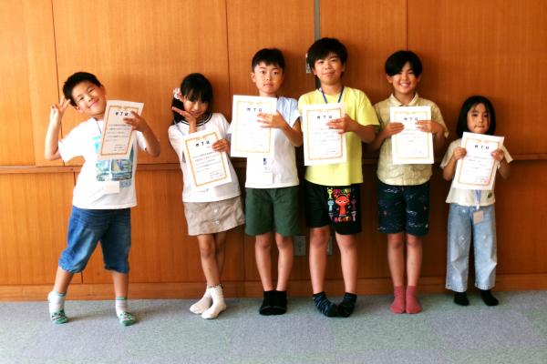 修了証を手に記念撮影