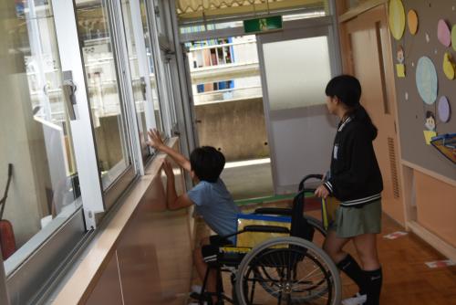 車いすのまま窓閉め