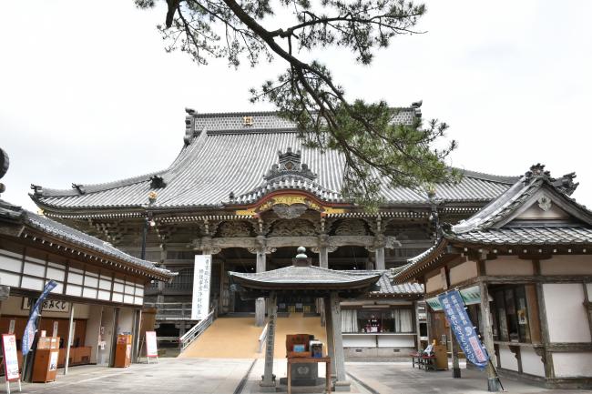 誕生寺の正面の写真