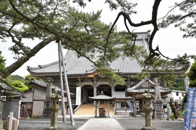 誕生寺の正面の写真