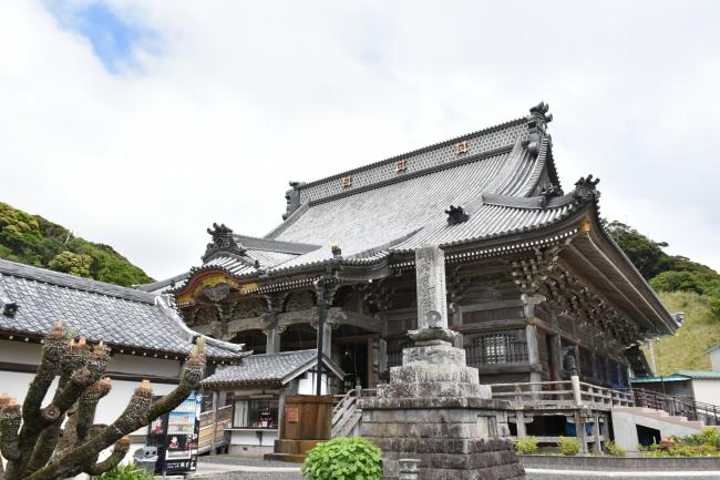 誕生寺の右からの写真