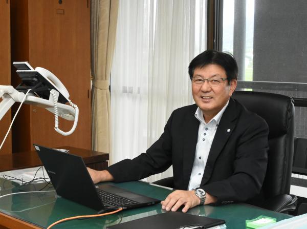杉田至副市長が机に座っている写真