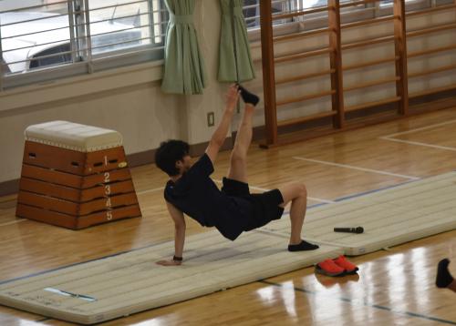 脚を伸ばした柔軟