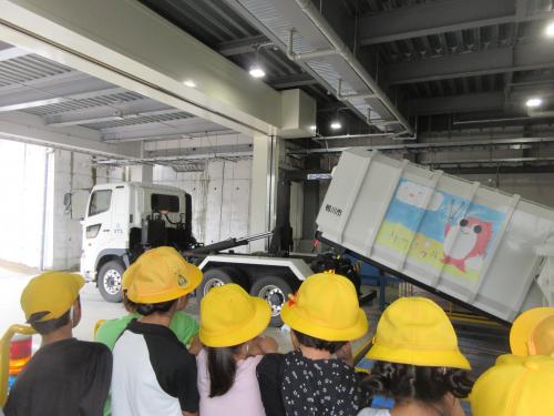 ゴミ収集車の見学