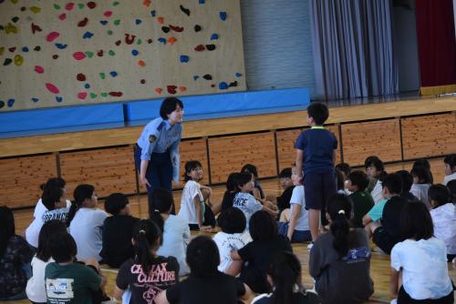 質問に答える子ども
