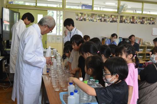 教卓前に群がる小学生