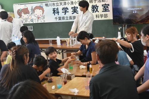 楽しそうにスライムづくり