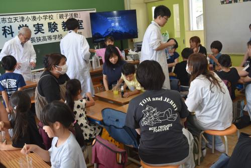 高校生が机間を巡視