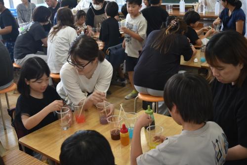 親子で楽しく談笑しながら
