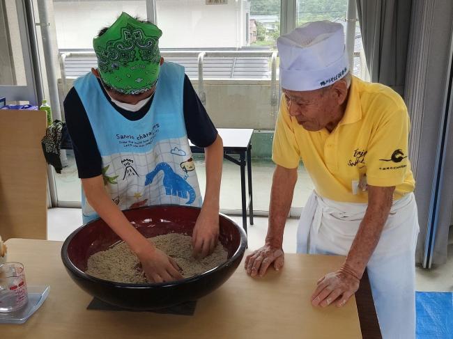 鉢の中でそば粉をよく混ぜているところ