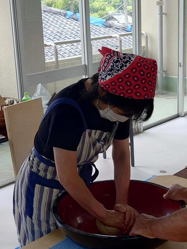 鉢の中でそばをよくこねているところ
