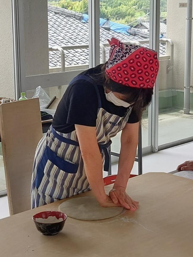 手を使ってそばを伸ばしているところ