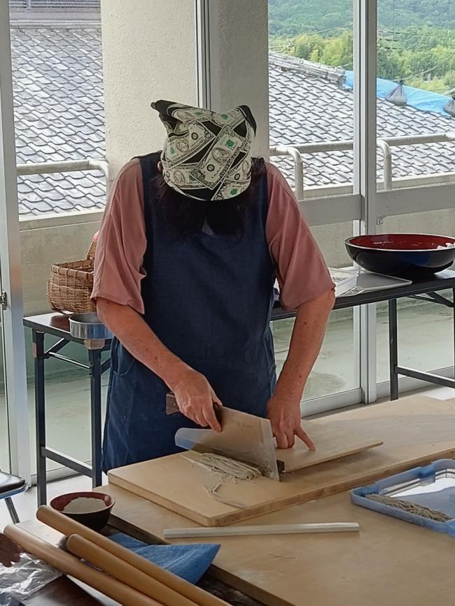 そばを切っているところ