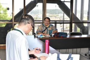 笑顔で話しをする市民の写真