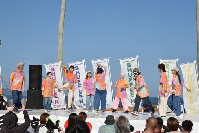 ステージでダンスをしている写真