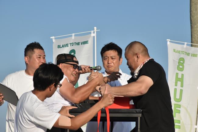 腕相撲をしている写真