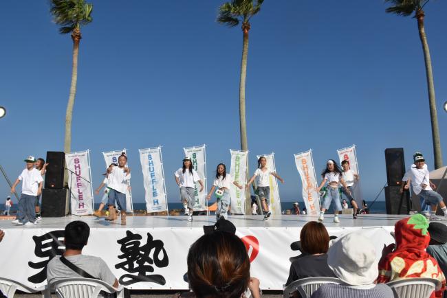 ステージでダンスを披露している写真