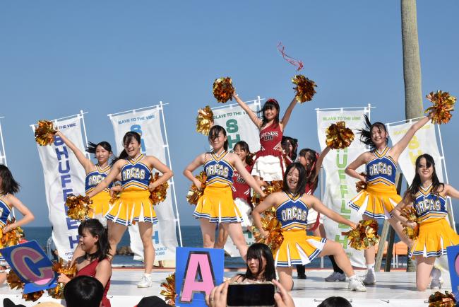 ステージでダンスをしている写真