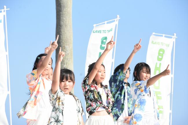 ステージでダンスをしている写真