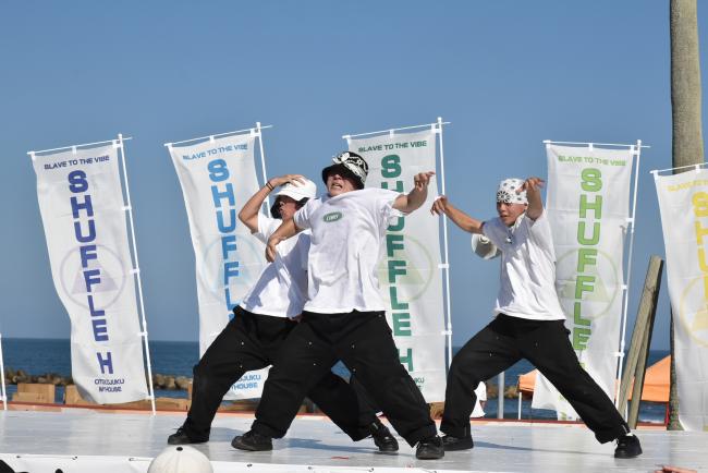 ステージでダンスをしている写真
