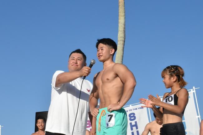 フィジークコンテスト男子の部優勝者の写真