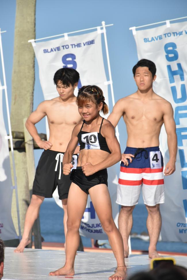 フィジークコンテストの優勝者の写真
