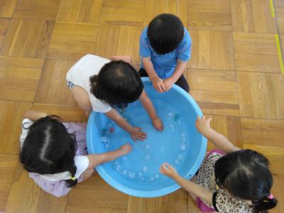 こおり、つめたいな（感触遊び）