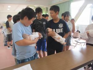小学生赤ちゃん抱っこ