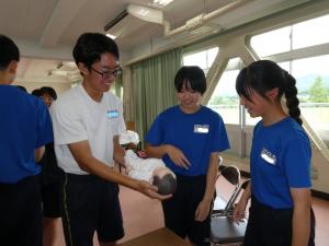 中学生　赤ちゃん抱っこ