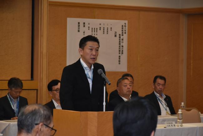 御挨拶された県土整備部長四童子 隆氏