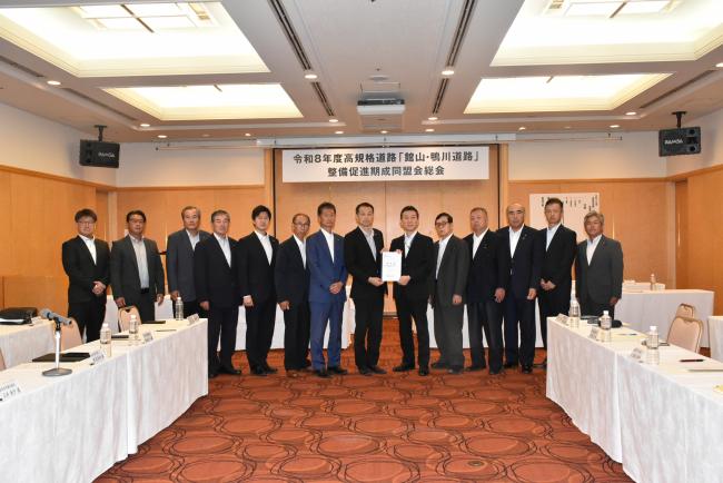 要望書を千葉県県土整備部長へ手渡す佐々木市長