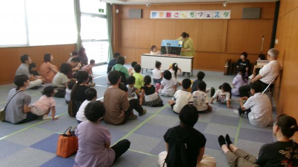 大型絵本で「すてきな3にんぐみ」の読み聞かせ