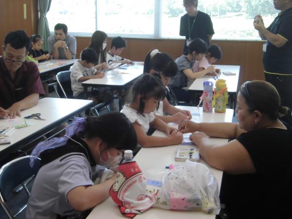 土器の文様を写し取っている様子