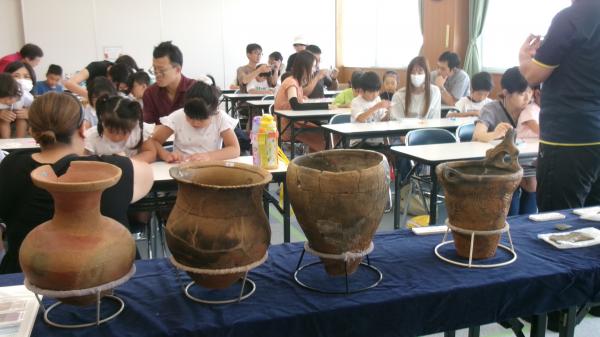 考古学者のように作業をする子どもたち