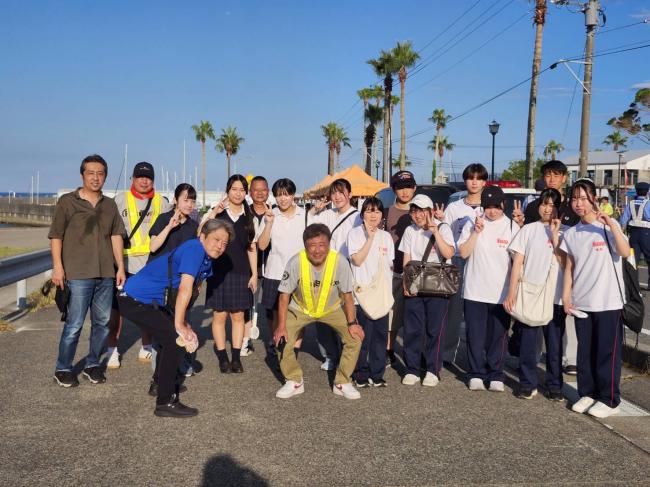 海岸清掃をした人達の集合写真