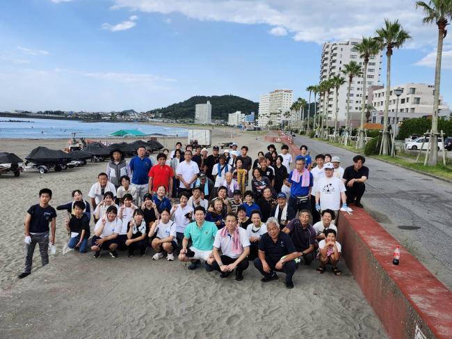海岸清掃をした人達の集合写真