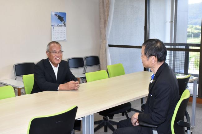 千葉県知事感謝状を市長に報告する栗原区長の写真