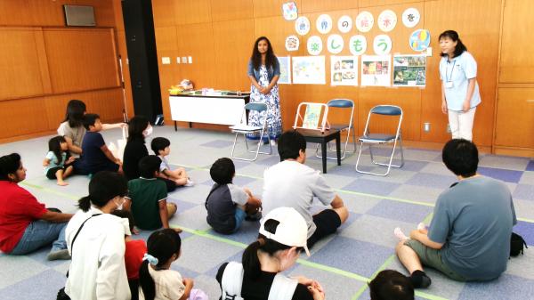 はじめの挨拶をする図書館職員と講師のヴィラージさん