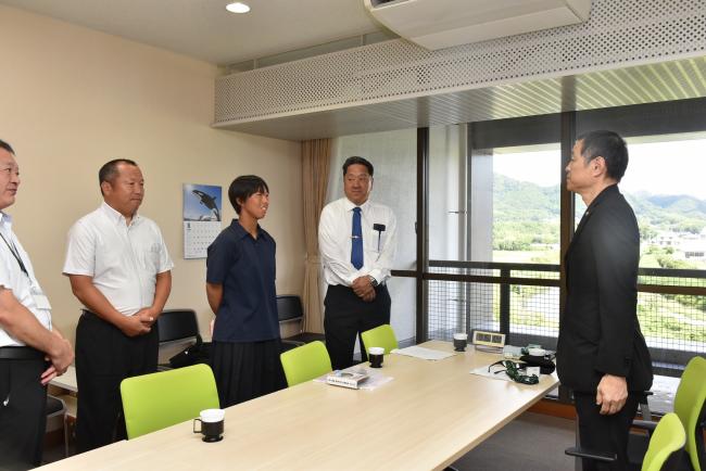 市長に優勝の報告をする脇坂さんの写真