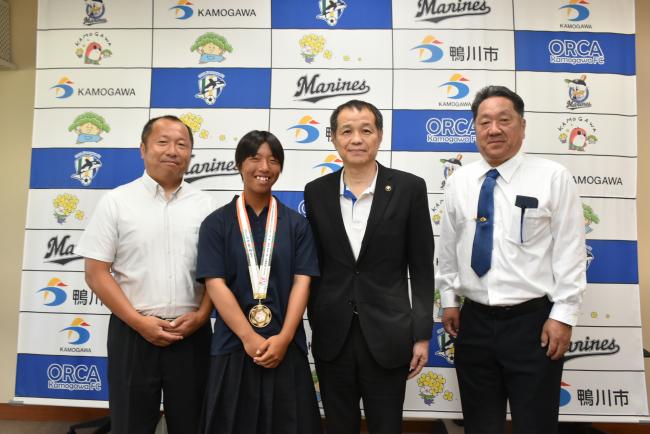 市長と脇坂さんの記念写真