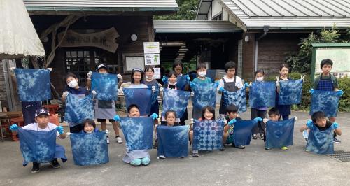 自分たちで作ったハンカチを持って撮った集合写真