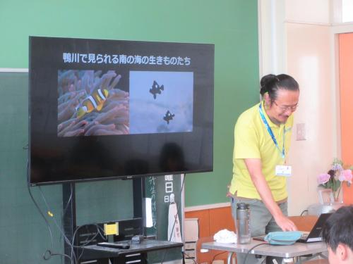 機材を操作する柳学芸員
