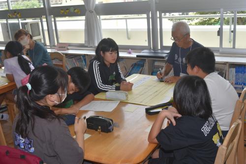 地域の方と話す子どもたち