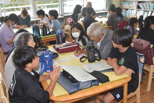 子どもたちの意見をまとめてくださっている地域の方々