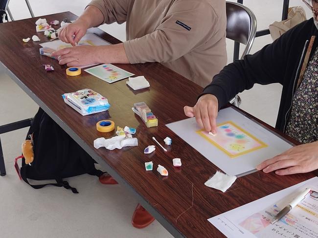 １回目でカラフルなイモ虫の作品に挑戦中２